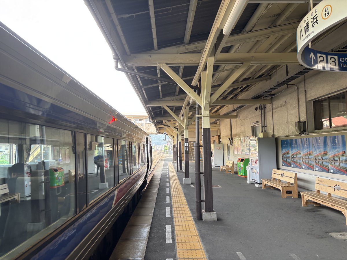 TohokuLineDelay's tweet photo. 予讃本線(八幡浜〜宇和島)は現在全列車ワンマン運転なので、L特急宇和海であっても八幡浜で車掌は下車

去年乗ったときは、宇和島まで車掌乗務あったのに https://t.co/qUqT2VqwTD