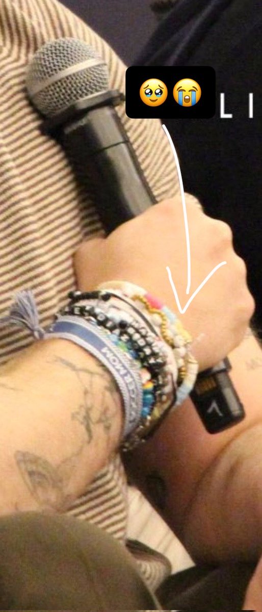 scenery7_'s tweet photo. I could cry like a baby just because I noticed he’s wearing the bracelet I gave him in this photo😭 It’s the first one on his wrist. https://t.co/1Wy3WjRwwz