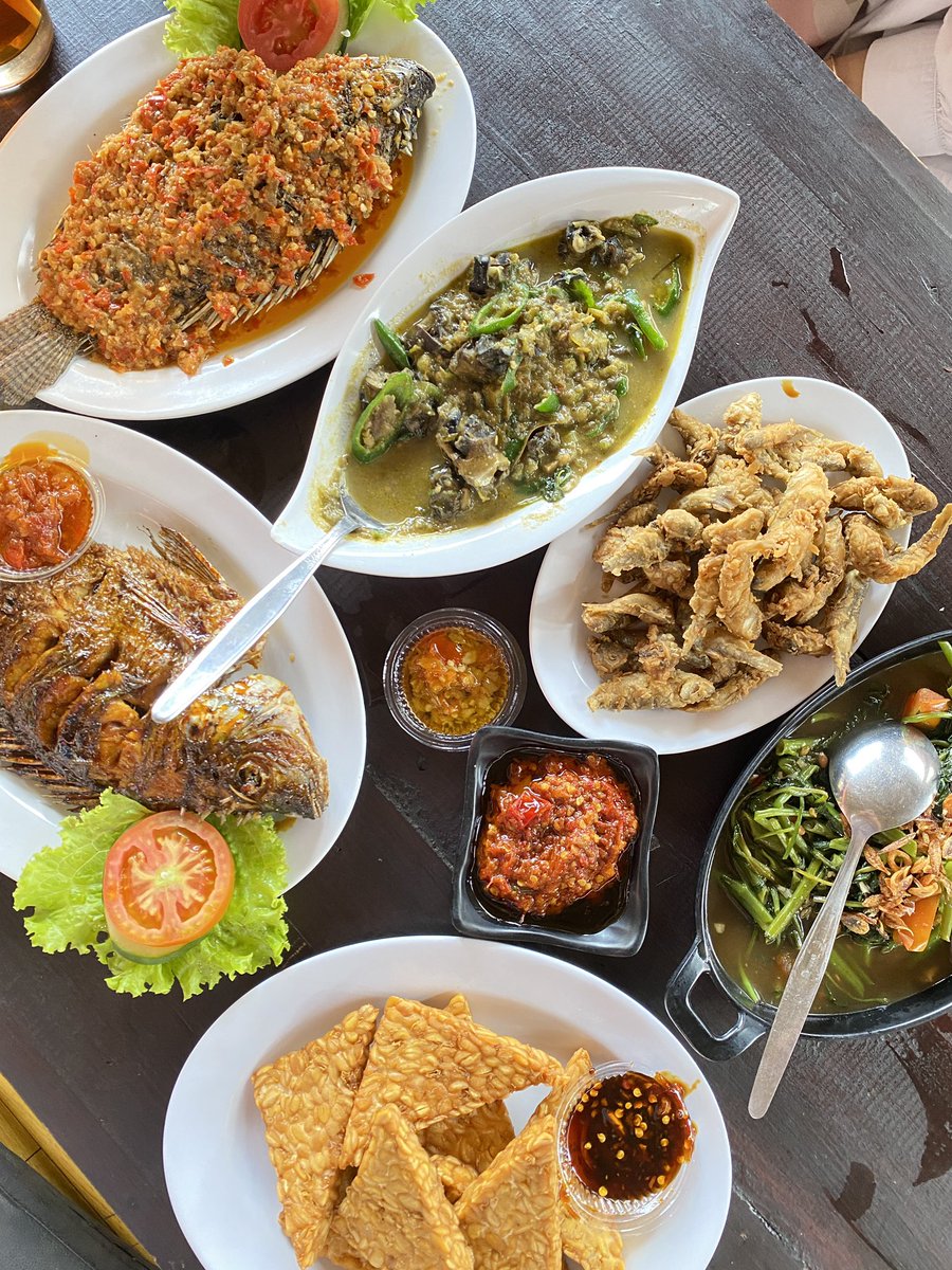 cenyadside's tweet photo. (2) no konteks, mau naro makanan enak aja di twt https://t.co/UzRe7K1AZH