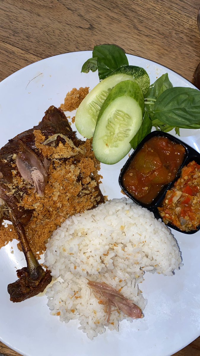 cenyadside's tweet photo. (2) no konteks, mau naro makanan enak aja di twt https://t.co/UzRe7K1AZH