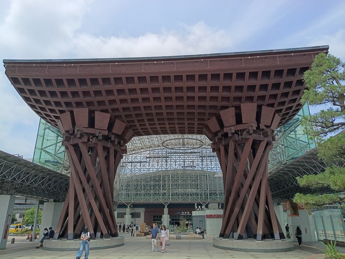 Happiece_Coffee's tweet photo. 【石川県活動報告24回目2026年6月その2】

きょうは金沢からのスタートでした。
そのまま能登へ、とはいかずに、ちょっと金沢市内で用足しを。

以前、能登の人たちは観光でいいからきてほしいって言ってました、って話をしました。能登に行くときは金沢にも寄ると思います。
こちらもなかなかステキなスポットがたくさんです。
玄関で待ち構えるでっかい門！
ここからいろいろなスポットへおでかけください。
そしてそこから能登へどうぞです。

まずは定番ののとじま水族館がおススメです（個人的に）
ハピス店主は年間パスポートも持ってますよ。

といったところで、金沢と能登の魅力についてのお話でした。
あしたは七尾市の小牧集会所、あさっては中島仮設団地の予定です。
ーーーーーーーーーーーーーーーーーーー
6月29日（月）能登訪問期間（移動日）
6月30日（火）能登訪問期間（移動日）＆所用あり
7月01日（水）七尾市中島町小牧集会所
7月02日（木）七尾市中島町仮設団地
7月03日（金）能登訪問期間（移動日）
7月04日（土）能登訪問期間（移動日）
ーーーーーーーーーーーーーーーーーーー

でっかい門とでっかいジンベイザメの写真をどうぞー。

それでは、またあしたー(*‘ω‘ *)

#happiececoffee #ハピスコーヒー #釜石 #kamaishi #岩手 #iwate #鵜住居
#HappieceCoffeeLaboratory
#コーヒー講座
#フェアトレード #FairTrade
#釜石市民ホール #釜石情報交流センター #TETTO #釜石PIT
#水曜日はときどき大町営業
#うのスタ #釜石鵜住居復興スタジアム #釜石シーウェイブス
#いわスタ #いわてグルージャ盛岡 #グルージャ盛岡
#東日本大震災
#能登地震 #令和6年能登半島地震
#七尾市 #輪島市 #珠洲市 
#釜石大観音仲見世商店街

-----------------------
HP:https://t.co/ysXsdHXrXp
Instagram：https://t.co/mx33KP3QgU
Twitter：https://t.co/p2GJ2qaOo5
Facebook：https://t.co/VnWaFirpsC
-----------------------
