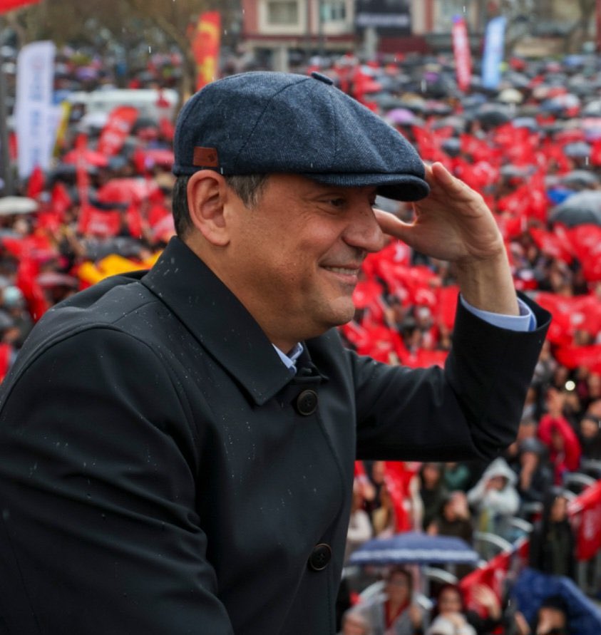 ilteryesiltas's tweet photo. CHP’DE MESAJ TRAFİĞİ…

▫️CHP’de, partinin daha fazla zarar görmemesi için ortak bir yol ve ortak akıl oluşturulmaya çalışılıyor. Bu kapsamda, taraflar arasındaki diyalog da sürüyor.

▫️Daha önce Kemal Kılıçdaroğlu ile Özgür Özel arasında arabuluculuk yapan isimlerden biri olan Kahramanmaraş Milletvekili Ali Öztunç, bir kez daha genel merkeze geldi.

▫️Geçtiğimiz gün Özgür Özel ve kurmaylarıyla bir araya gelen Ali Öztunç, bugün de MYK toplantısı öncesinde Kemal Kılıçdaroğlu ile yaklaşık 45 dakikalık bir görüşme yaptı.

▫️Özgür Özel’in mesajlarını Kılıçdaroğlu’na ileten Öztunç, Kılıçdaroğlu’nun Özel’e iletilmek üzere verdiği mesajı da alarak genel merkezden ayrıldı.