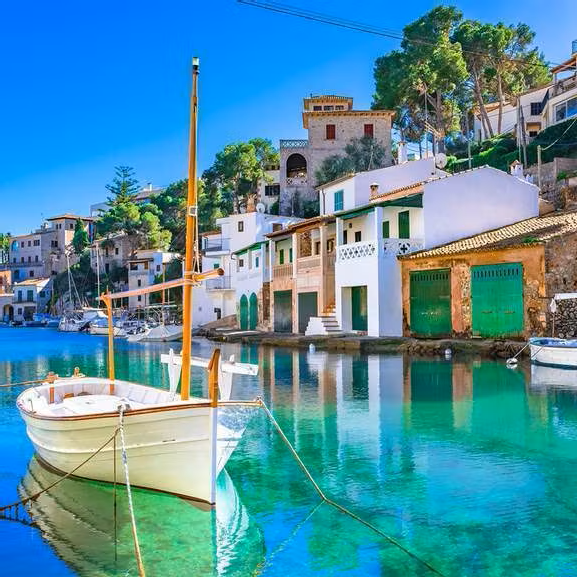 chollometro's tweet photo. Alargar el verano cuesta muy poco con estos cuatro planazos de viaje!!! 4 días en las Canarias por menos de 90 euros! Escapada fugaz a las Baleares con vuelos, hotel y desayuno a precio de risa! Relax total en la Costa Brava en un hotel de 4* con media pensión! Casi una semana en una isla volcánica con vuelos, alojamiento y tu propio coche incluido! En el link de comentarios👇