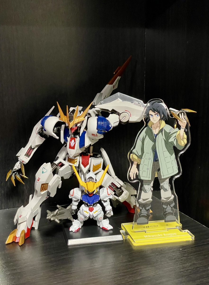 326mt12's tweet photo. この間記念ショップでアクスタ買ったのでバルバトスの横に置いてたんですが知らんうちに旦那がポージング変えて三日月としっかり手繋がせててわろた https://t.co/wyWax9GWTj
