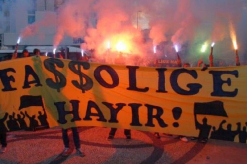 okulacikcom's tweet photo. SOYGUNA HAYIR!

Yârın itibarıyla 2000Tl olacağı söylenen e bilet fiyatlarına şiddetle karşıyız!

Taraftarları soyamayı bırakın bizler müşteri değil taraftarız kulüpler taraftarlarının bu hale düşmesinden memnun mu? Neden bu işlerle ilgilenilmiyor? https://t.co/kXjxggRuXv