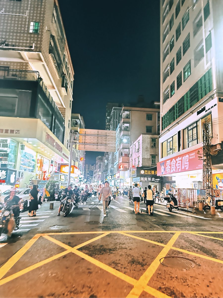 LooseAnnabel's tweet photo. Bustling city corner caught mid-blink—strangers hurrying, a street artist’s splash of color, life moving just right. https://t.co/ERDHcLljdj