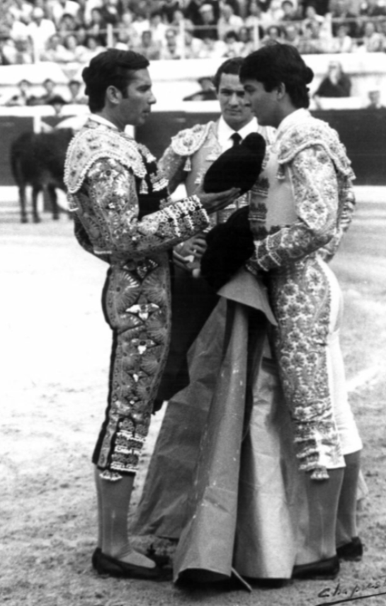 ftorodelidia's tweet photo. 📅 EFEMÉRIDE - Hoy se cumplen 45 años de la alternativa de José Cubero 'Yiyo'.

El torero, llamado a reinar en el toreo, se convirtió en matador en Burgos de manos de Ángel Teruel y Manzanares, con toros de Buendía.

𝐄𝐓𝐄𝐑𝐍𝐎 𝐘𝐈𝐘𝐎✨ https://t.co/sj2q7KYrTm