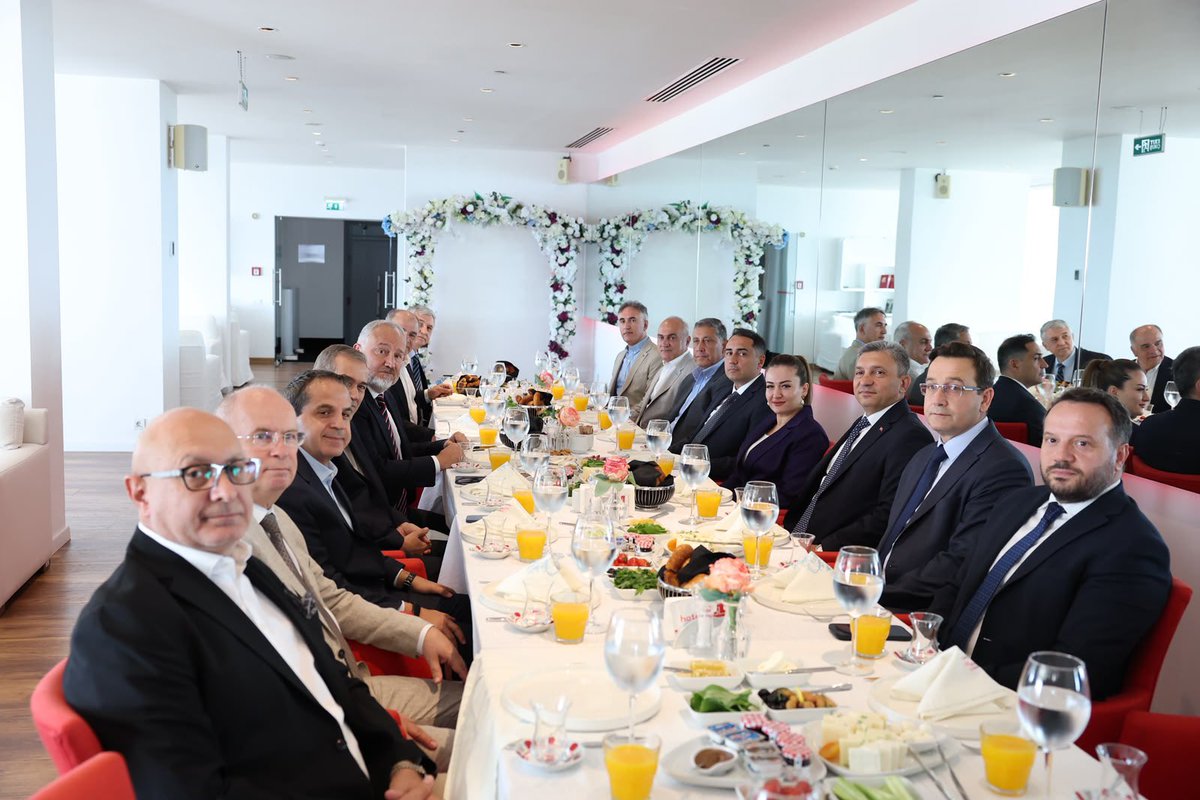 busraozdemirtr's tweet photo. Antalya Valimiz Sayın Hulusi Şahin’in başkanlığında; Antalya Ticaret ve Sanayi Odası Başkanı Yusuf Hacısüleyman, Akdeniz Turistik Otelciler ve İşletmeciler Birliği Başkanı Kaan Kaşif Kavaloğlu, Türkiye Otelciler Federasyonu Başkanı Erkan Yağcı ve turizm sektörünün değerli temsilcileriyle bir araya geldik.

Turizmin tüm paydaşlarıyla kurduğumuz güçlü iş birliğinin, kentimizin sürdürülebilir turizm vizyonuna önemli katkılar sağlayacağına inanıyor; ortak akıl ve uyum içinde çalışmayı sürdürüyoruz.