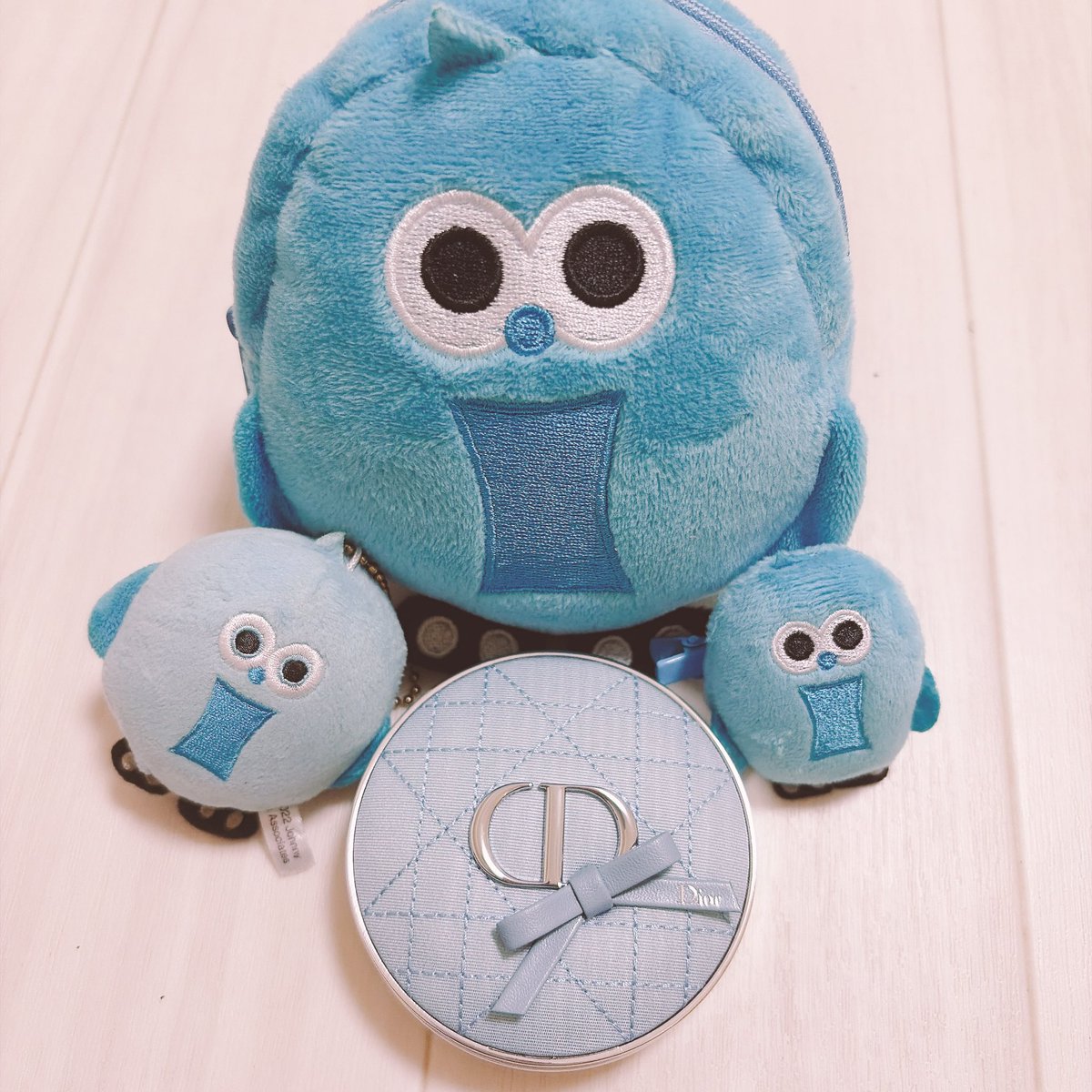 mlsslm301's tweet photo. Diorの限定ブルーリボンのケース届いた🩵各種スクマと並べてみた🕺 https://t.co/TgTkWDVpQ4