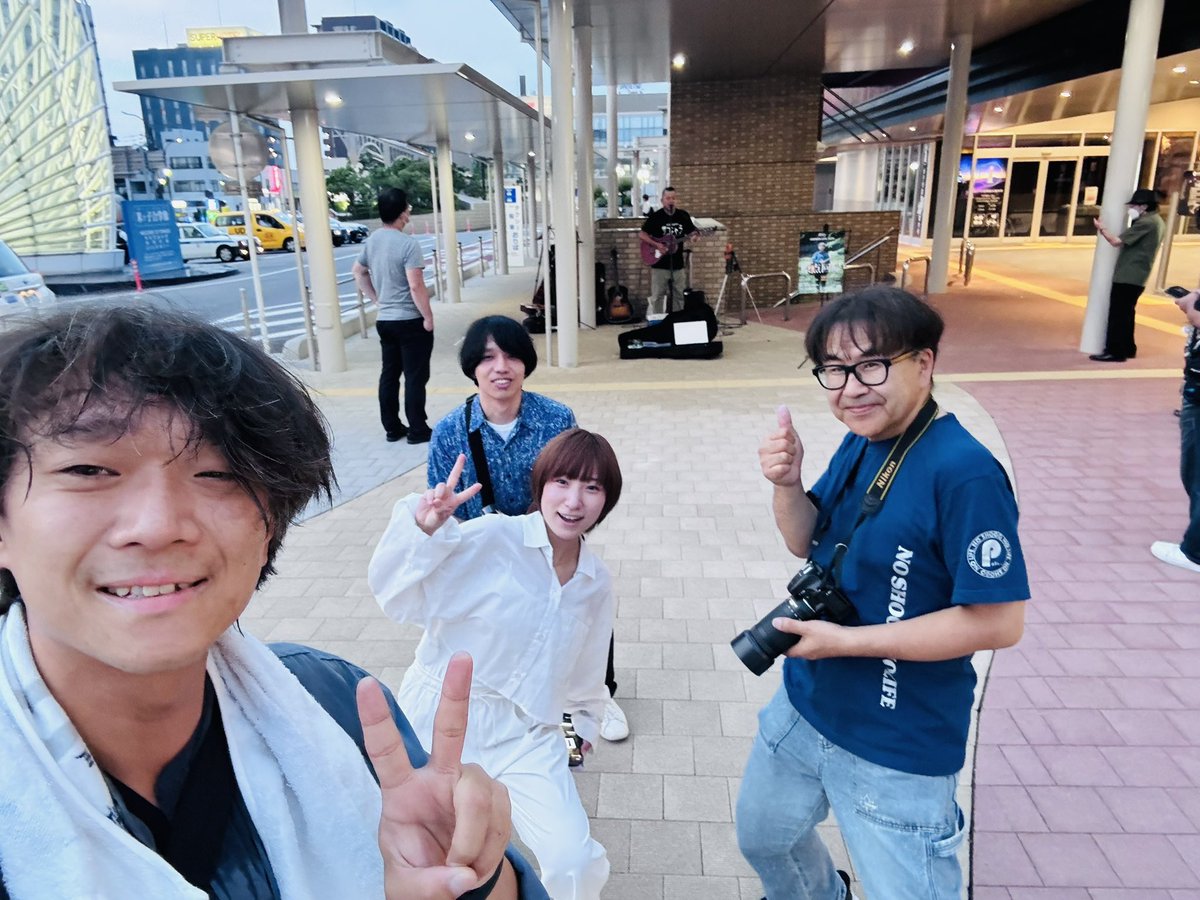rity3014's tweet photo. 火曜日‼️
米子駅路上ライブ🔥🔥
今日は歌う人いっぱいおります😁😁

腹よしおさん
クラ・スカiw@taさん
めくる
ゆうやくん
Rityの5人です✨✨✨

ワンマンライブのチケット持って来てますー‼️‼️‼️
よろしくお願いします🎶 https://t.co/QPurdwrxGq