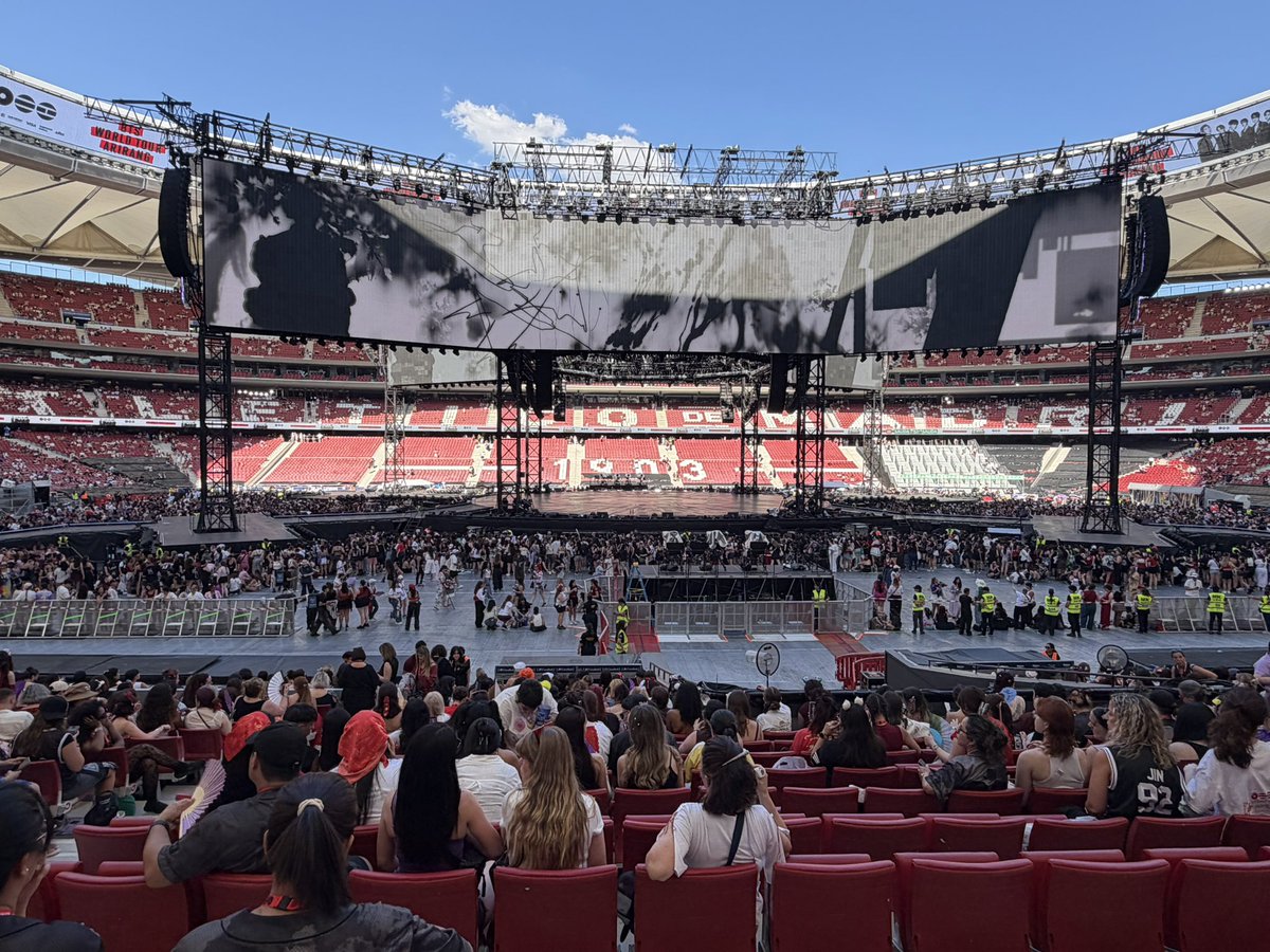 _softybinnie's tweet photo. No zoom      vs         iPhone 17 Pro zoom 💓 https://t.co/TACsKRt9FL