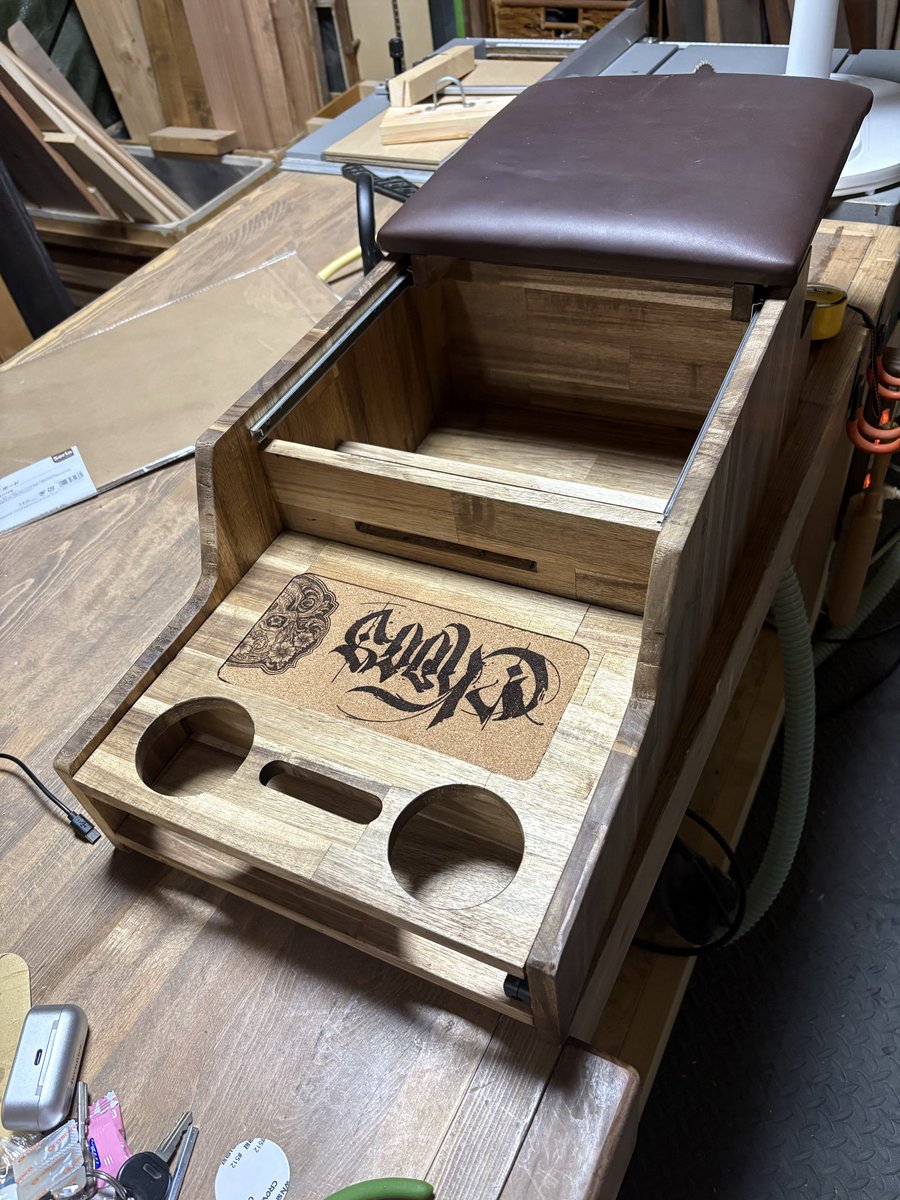 diy_sabo's tweet photo. 結構前ですが
自作のコンソールボックス完成
#ハイエース
#センターコンソール https://t.co/wUCb2zeJMH