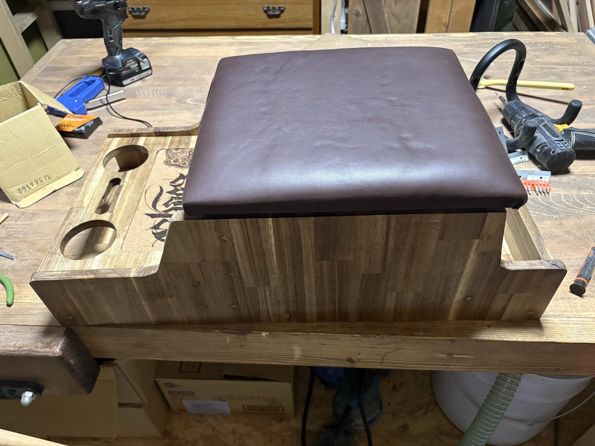 diy_sabo's tweet photo. 結構前ですが
自作のコンソールボックス完成
#ハイエース
#センターコンソール https://t.co/wUCb2zeJMH