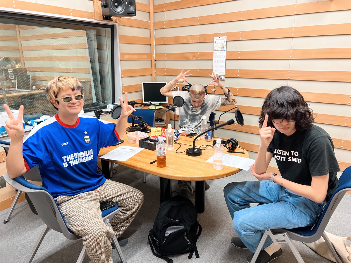 Connect873's tweet photo. 6/30(火)放送
『sound core』

ナビゲーター
▶︎HOME
(@home_band_)

🗣️Topik
⇨新曲「Deja Vu Slider」について
★作曲において影響を受けた80年代UK音楽
★アートワークでのモチーフ”ネジ”

🎤お届けした楽曲
「Deja Vu Slider」

📻radiko
 https://t.co/Lzrs7S1fcn

#cnt873 
#FM沖縄 https://t.co/9SdilCXchf