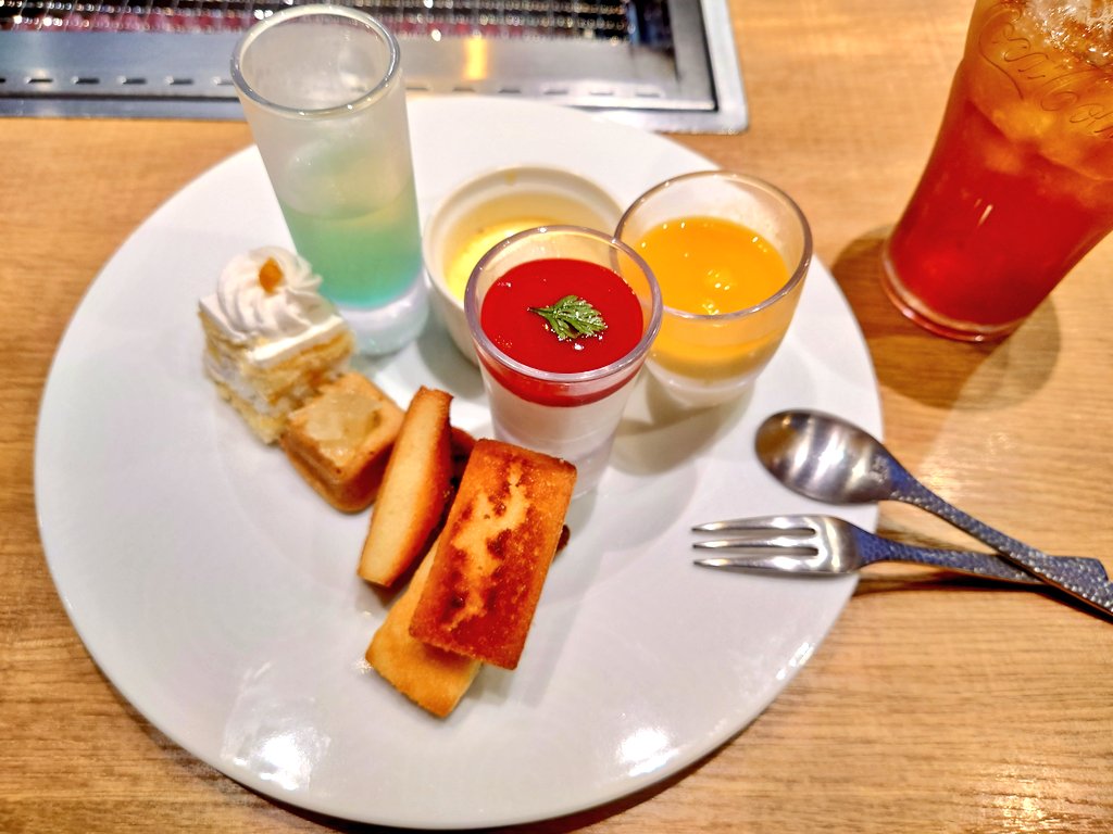 keiz10cube's tweet photo. チートDAY♪チートDAY♪

プレミアムカルビに。

季節のデザートと、初夏のジェラートを堪能。
ジェラートは…カルピスとシャラント産メロンが絶品⤴️ https://t.co/eH0PlHmBge