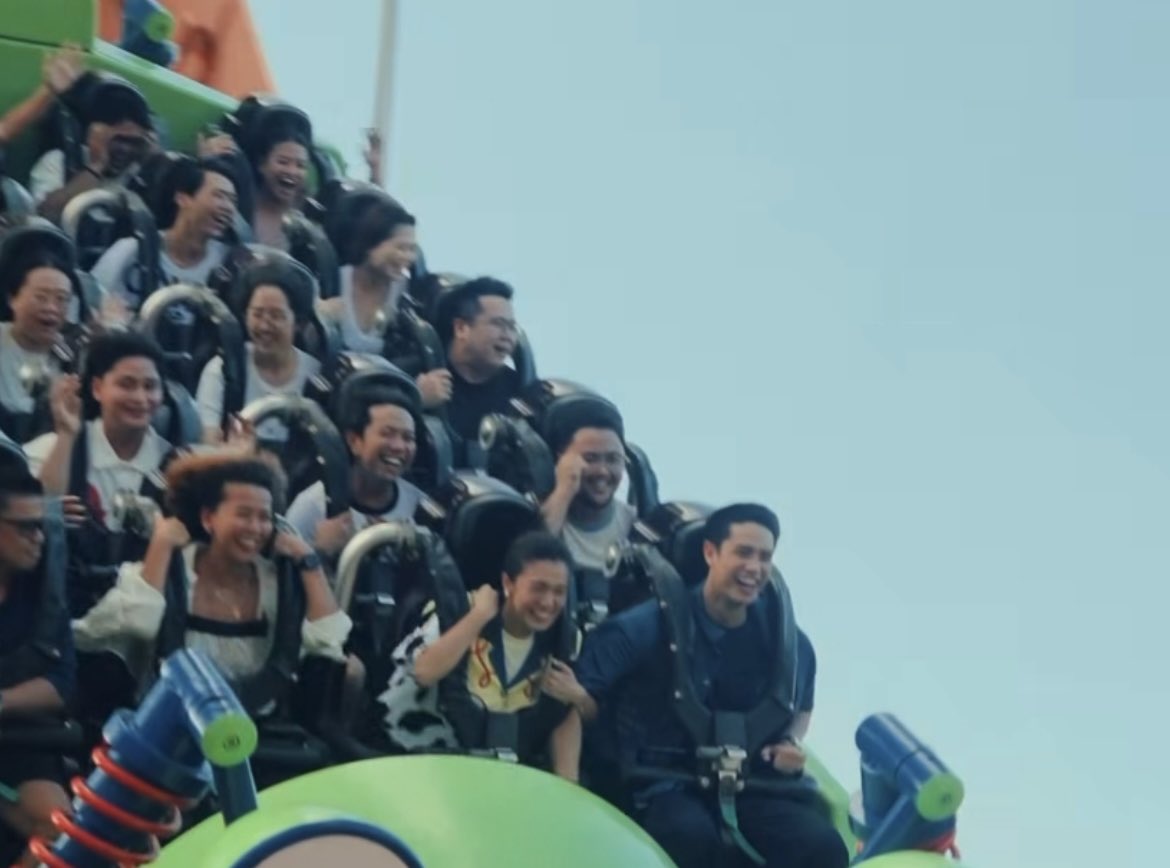 iTink4evrNato's tweet photo. Donny holding Belle’s knee is my new favourite DonBelle thing. The intimacy and comfort??!! Sa roller coaster pa?? It’s like Donny assuring Belle na “you’re safe” 🥹🥹 https://t.co/oh2rqu1XVf