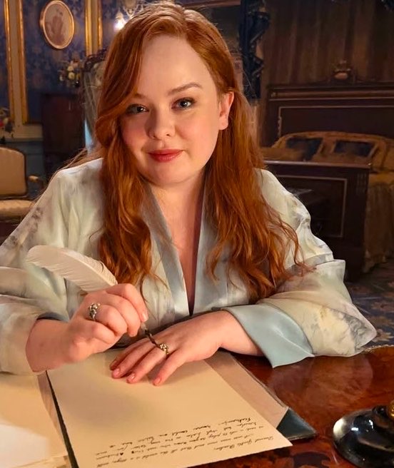 _gracieling's tweet photo. guess karma is real because they took Penelope Bridgerton’s red curls away and now we have them back. https://t.co/zzmSg3E6yq