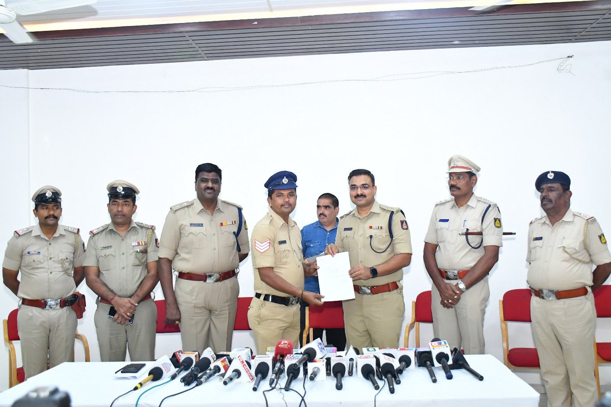 VIJAYAPURPOLICE's tweet photo. ಇಂದು ದಿನಾಂಕ: 30.06.2026 ರಂದು ಬಬಲೇಶ್ವರ ಪೊಲೀಸ್ ಠಾಣೆ ಪ್ರಕರಣ ಸಂಖ್ಯೆ 29/2026 ನೇ ಹಣ ದುರುಪಯೋಗ ಪ್ರಕರಣ ದಾಖಲಾಗಿತ್ತು, ಸದರಿ ಪ್ರಕರಣದಲ್ಲಿ ಹಣ ದುರುಪಯೋಗ ಮಾಡಿದಂತ ಒಟ್ಟು ಏಳು ಜನ ಆರೋಪಿತರನ್ನು ಅತ್ಯಂತ ಕಡಿಮೆ ಅವಧಿಯಲ್ಲಿ ಬಂಧಿಸಿ ಅವರಿಂದ 11,32,07,569/- ರೂ ಹಣವನ್ನು ವಶಪಡಿಸಿಕೊಳ್ಳುವಲ್ಲಿ ಪ್ರಮುಖ ಪಾತ್ರ ವಹಿಸಿದ https://t.co/VhrtUl3DmF