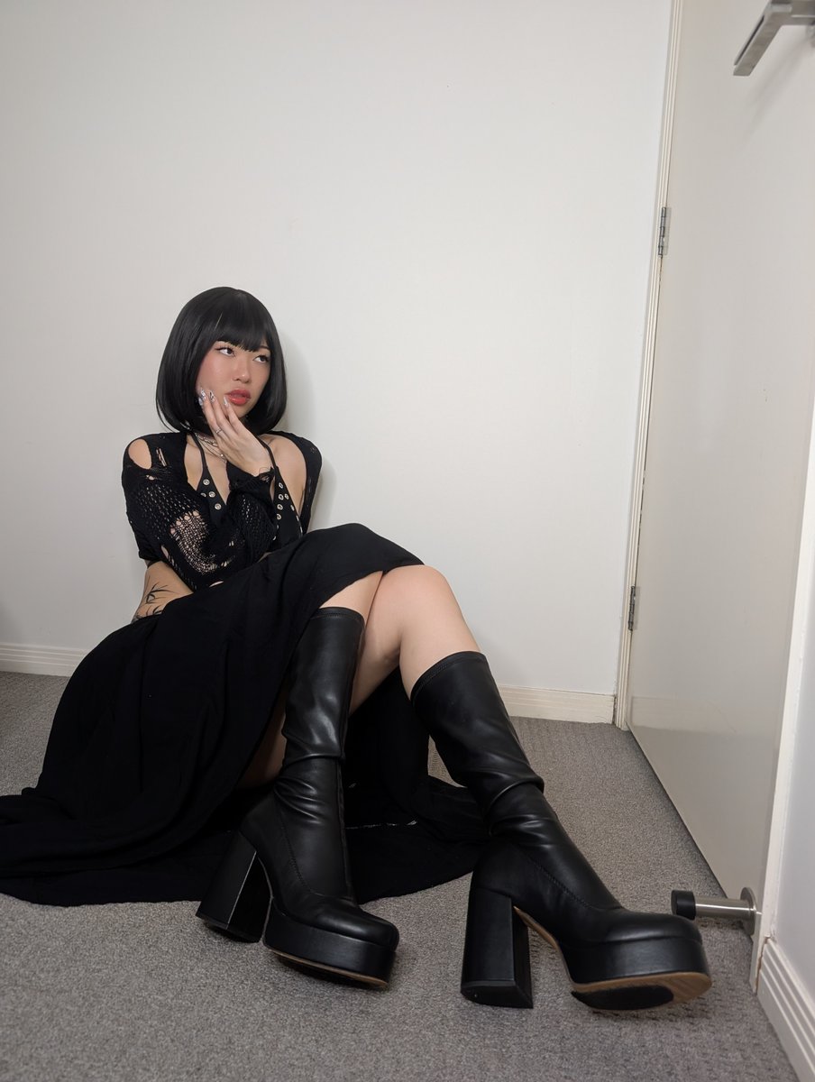 greedyevelyn's tweet photo. Ball busting is my favorite sport. https://t.co/va45L5sghA