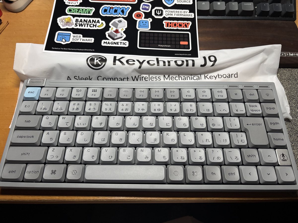 sinnchan's tweet photo. 仕事用キーボードを探していたところ、最近発売になったKeychron J9が使いやすそうだったので購入しました。
本当はバリバリ？のメカニカルを使いたいんですが、仕事用だと静音に配慮が必須ですし軍資金も少ないので、あれこれ思案した結果の購入です。
明日職場でそっとセットアップして使ってみます。
#Keychron #J9