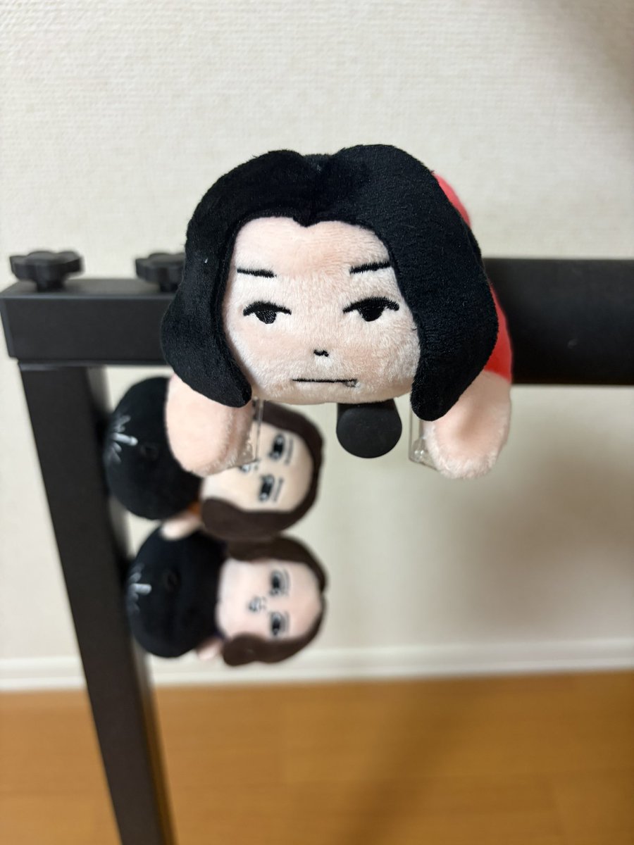 tkr_1050's tweet photo. 我が家にもデカ𝓣𝓪𝓽𝓬𝓱𝓷𝓰が来たわよ（暫定席：ギタースタンドの端っこ） https://t.co/SWAXHSKLMf
