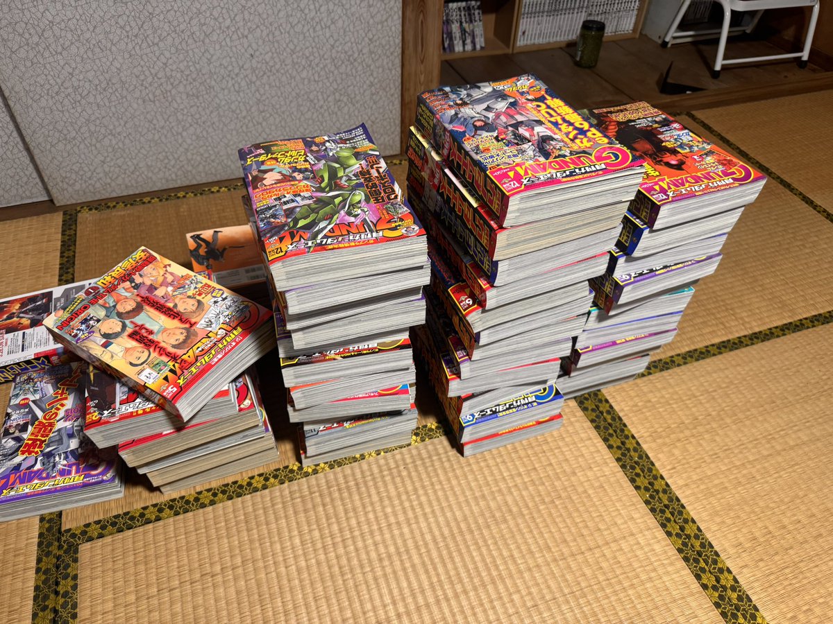 macOS57791785's tweet photo. ほーらぁ　入り切らんかったぁぁい⤵️

さて、どーしよ
また本の引越しか⤵️

#ガンダムエース https://t.co/8eX5USl4FO