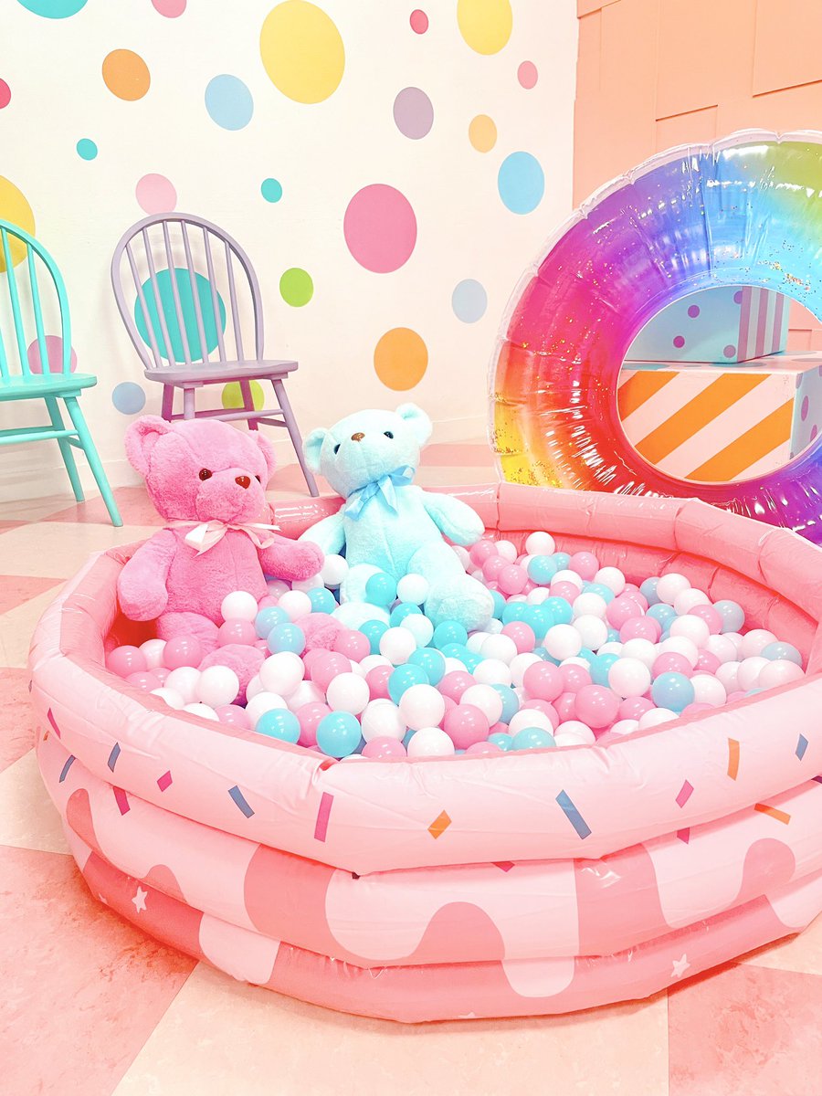 freshstudio__'s tweet photo. 🌈スウィートに夏限定スポットが登場🌈

今年も暑い季節がやってきました！☀️
昨年に引き続き、カラフルなボールプールでポップな夏を演出🎵
溶けるような夏の暑さも室内なら快適です🏖☀️

💡期間：7/1〜8/末頃まで

💌早い者勝ち！
ご予約はこちら！▶ https://t.co/5EvgJJoClM

#スウィートスタジオ
#フレッシュスタジオ