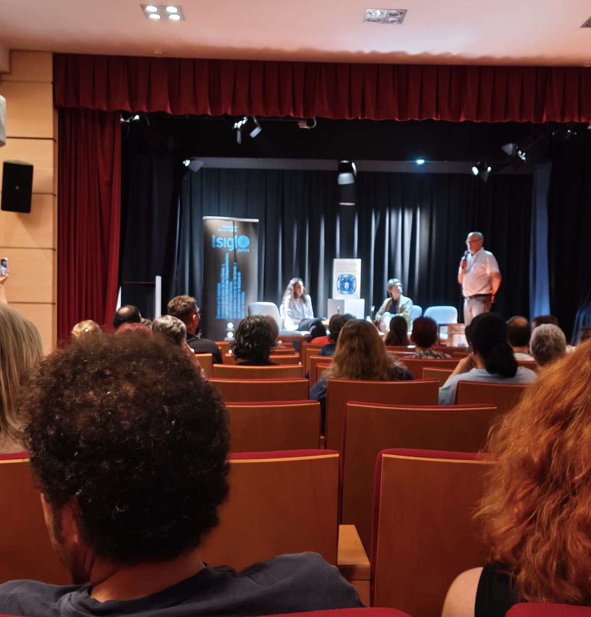 maria_oruna's tweet photo. Muchas gracias por recibirme tan bien, Oviedo. Ha sido un placer pasar por aquí con La Cámara de las Maravillas.
Gracias a @CervantesLib por organizarlo todo tan bien y con un presentador tan fantástico. 
Hasta otra, Asturias 💙 https://t.co/4eFUsU203g