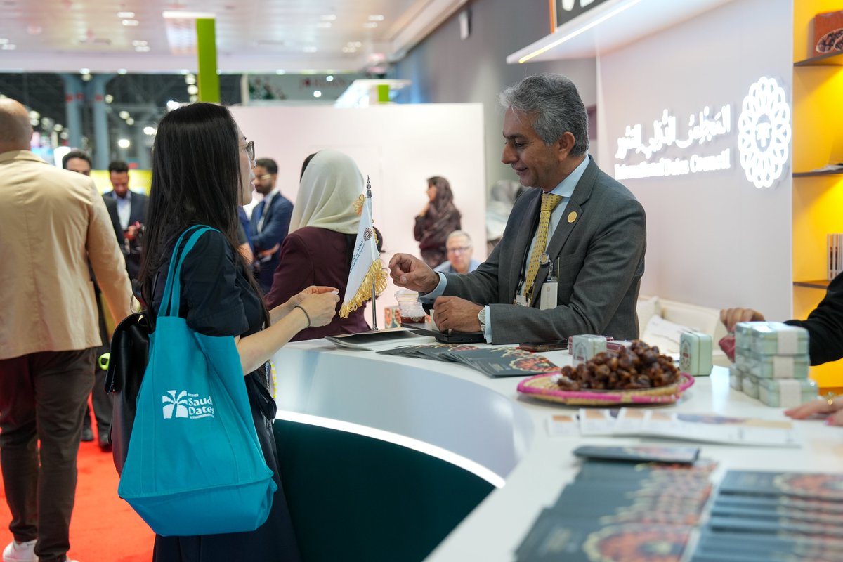 intdcorg's tweet photo. إقبال الزوار على جناح #المجلس_الدولي_للتمور
في معرض #SummerFancyFoodShow
للتعرّف على رسالة المجلس، ودوره في ��طوير قطاع التمور وتعزيز تنافسيته.
#تمورنا_إلى_العالم
Visitors to the International Dates Council pavilion at #FancyFoodShow are learning about the Council’s mission and its role in advancing the date sector and strengthening its competitiveness.