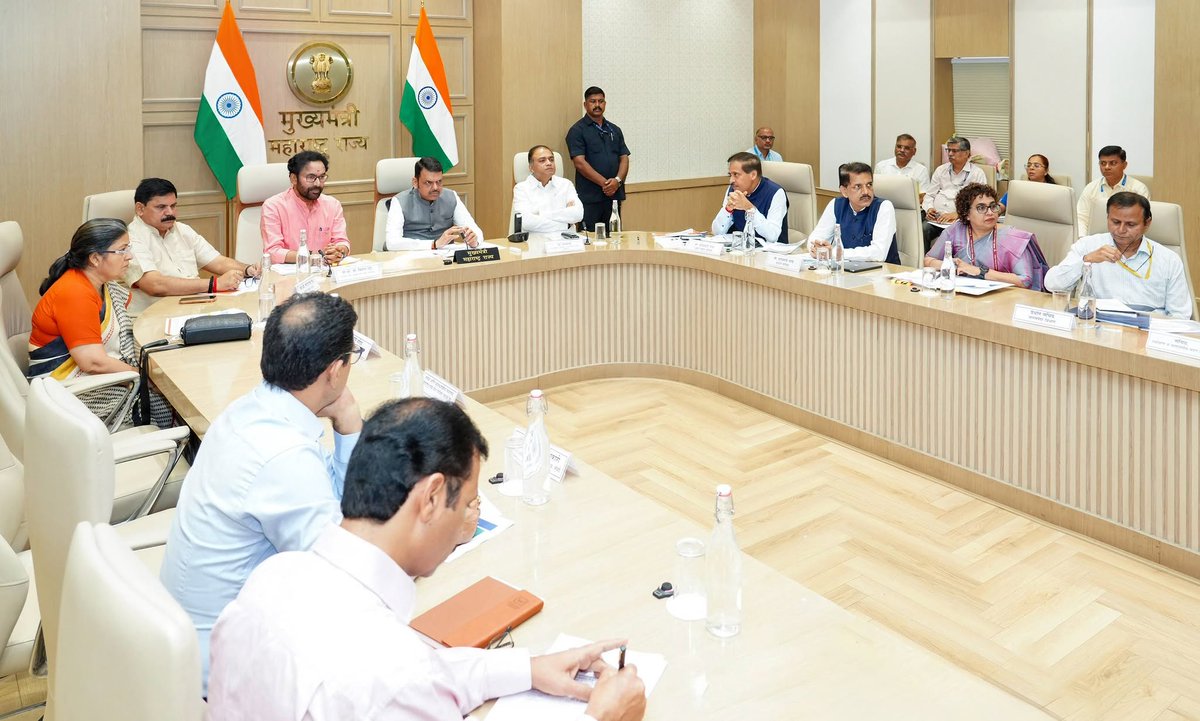 DeptMiningMH's tweet photo. A high level review meeting was held under the chairmanship of the Hon'ble Minister of Mines, Government of India and the Hon'ble Chief Minister of Maharashtra. The meeting was attended by senior officials from GOI and GoM to review key issues relating to the mining in the State https://t.co/Ncj5p21f5J