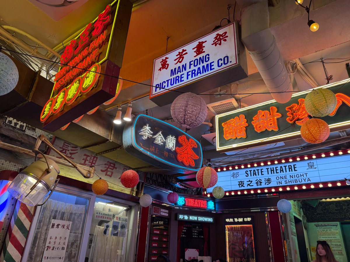 isamu_WJ's tweet photo. 日曜に前から気になっていた渋谷の居酒屋「J仔（ジェイボーイ）酒場」へ。2025年9月オープン。映画『トワイライト・ウォリアーズ 決戦！九龍城砦』の美術チームが内装を手掛け、70～80年代の香港島の街並み再現しているそう。店内はそれほど広くないけど、階段も含めいい感じで、川崎にあったゲーセン「ウェアハウス川崎店 電脳九龍城砦」を思い出した。
https://t.co/FZTdwXxWr7