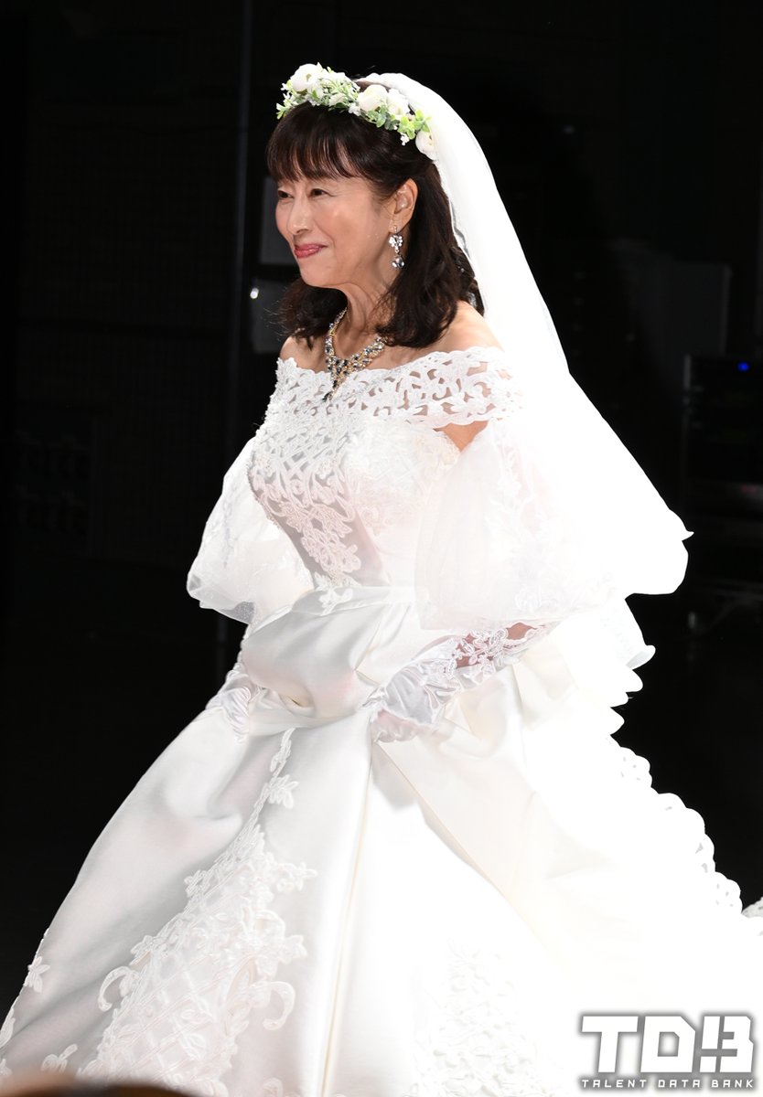 talent_databank's tweet photo. 『夫婦と16歳〜狂気の隣人〜』記者会見

かたせ梨乃、“妄想の結婚式”風の会見でウェディングドレス姿を披露！“⾃認16歳美少⼥”という役どころに「これだけダイナマイトな役は初めて」

▼詳細はこちら
https://t.co/ToTQhYY14V

#夫婦と16歳 #かたせ梨乃 https://t.co/37laSyRH6j