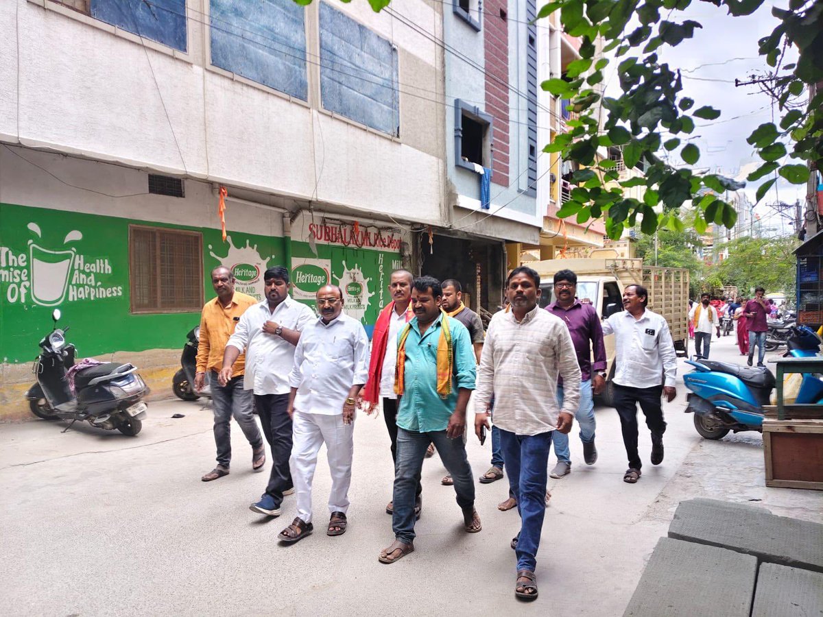 mummareddyjsp's tweet photo. ఏవీబీ పురం స్థానికుల సమస్యలను ప్రభుత్వ అధికారులు వెంటనే పరిష్కరించాలి జనసేన నాయకులు: ప్రేమ కుమార్* 

ఈ రోజు కూకట్ పల్లి నియోజకవర్గంలోని ఏవీబీ పురం  వాసుల పిలుపు మేరకు నియోజక వర్గం *జనసేన పార్టీ కంటెస్ట్ ఎంఎల్ఏ  అభ్యర్థి ముమ్మారెడ్డి ప్రేమ కుమార్*  కాలనీ వెళ్లి ప్రెసిడెంట్ సింహాద్రి , ప్రధాన కార్యదర్శి వెంకట్ రావు మరియు స్థానికులు తో కలిసి కాలనీ లో తిరుగుతూ అక్కడ నివాసం ఉంటున్న వారు పడుతున్న ఇబ్బందులను అడిగి తెలుసుకున్నారు.

ఈ సందర్భంగా ప్రేమ కుమార్ మాట్లాడుతూ ఏవీబీ పురం లో మోరీలు నిత్యం పొంగుతున్నాయని, వర్షకాలం మరి ఎక్కువ సమస్యగా ఉందని, సుమారు వంద కుటుంబాలు నివాసం ఉంటున్న సెంట్ . రిటా హై స్కూల్ వెనుక,రోడ్ నంబర్ - 11 లొ మంజీర మరియు డ్రైనేజీ సౌకర్యం లేకపోవడం బాధాకరం అని, ప్రజల ఇబ్బందులను దృష్టిలో పెట్టుకుని సంబంధిత అధికారులు స్పందించి వెంటనే సమస్యలను పరిష్కరించి నివాసులకు ఊరట నివ్వాలని కోరారు .

ఈ కార్యక్రమంలో జనసేన నాయకులు కొల్లా శంకర్, వేముల మహేష్, శివశంకర్ కాలనీ ఆర్.వాసు,గోవింద్,లక్ష్మీనారాయణ,బాబూరావు భాస్కర్ రావు, తిరుపతి,ప్రసాద్, మోహన్ తదితరులు పాల్గొన్నారు.

@JanaSenaParty 
@JSPTelangana 
@PawanKalyan 
@itsRamTalluri