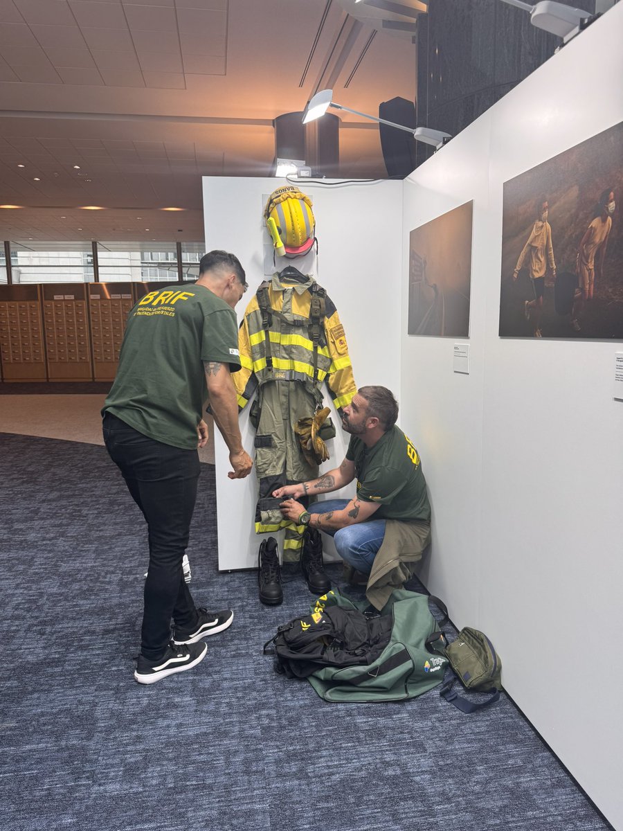 pgsarria's tweet photo. A @BrifLaza dando o toque final a exposición de @brais_lorenzo no Parlamento Europeo https://t.co/MJkLxlVIcS