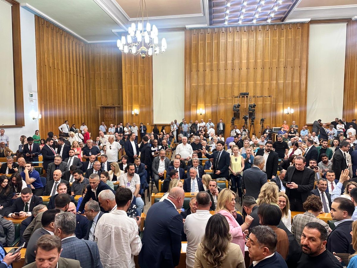 Seyit_TORUN's tweet photo. Seçilmiş Genel Başkanımız Özgür Özel’in haftalık değerlendirmelerini dinlemek üzere Grup Toplantı Salonu’nda bir aradayız. https://t.co/HjnDLuH9Qj