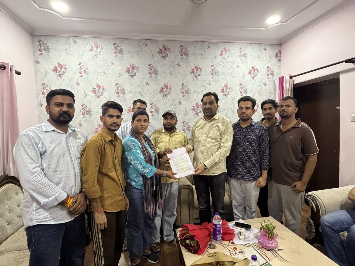 LaduGodara3's tweet photo. द्वितीय श्रेणी शिक्षक भर्ती में फॉर्म री-ओपन करने की मांग …

द्वितीय श्रेणी शिक्षक भर्ती में RPSC द्वारा पद बढ़ाए जाने के बाद अभ्यर्थियों की फॉर्म री-ओपन करने की मांग को लेकर छात्रों के प्रतिनिधिमंडल ने नागौर सांसद एवं RLP सुप्रीमो हनुमान बेनीवाल जी से मुलाकात की।

मुलाकात के दौरान हनुमान बेनीवाल जी ने अभ्यर्थियों को स्पष्ट आश्वासन दिया कि वे छात्रों की इस जायज मांग का पूर्ण समर्थन करते हैं। उन्होंने कहा कि सरकार और आरपीएससी को इस मामले में गंभीरता से संज्ञान लेकर अभ्यर्थियों को पुनः आवेदन का अवसर देना चाहिए।

उन्होंने कहा कि जब सरकार 50% से अधिक पद बढ़ा रही है और कई विषयों में पहले जहां महिला वर्ग की 0 सीटें थीं, अब पद बढ़ने के बाद सीटें उपलब्ध हुई हैं, तो जिन अभ्यर्थियों ने उस समय सीटें नहीं होने के कारण आवेदन नहीं किया था, उन्हें अब अवसर मिलना चाहिए। केवल पद बढ़ाने का लाभ तभी सार्थक होगा, जब नए पात्र अभ्यर्थियों को भी आवेदन करने का मौका दिया जाए।

फॉर्म री-ओपन करना अभ्यर्थियों की पूरी तरह जायज और न्यायसंगत मांग है। सरकार एवं आरपीएससी को शीघ्र निर्णय लेकर सभी पात्र अभ्यर्थियों को आवेदन का अवसर प्रदान करना चाहिए।

#2nd_ग्रेड_फॉर्म_रिऑपन_किजिए 
#2nd_ग्रेड_फॉर्म_रिऑपन 
@BhajanlalBjp  @RajCMO @RajGovOfficial @madandilawar 
@RPSC1 @hanumanbeniwal @RLPINDIAorg @pantlp @Sunil_Merta2311 @8PMnoCM