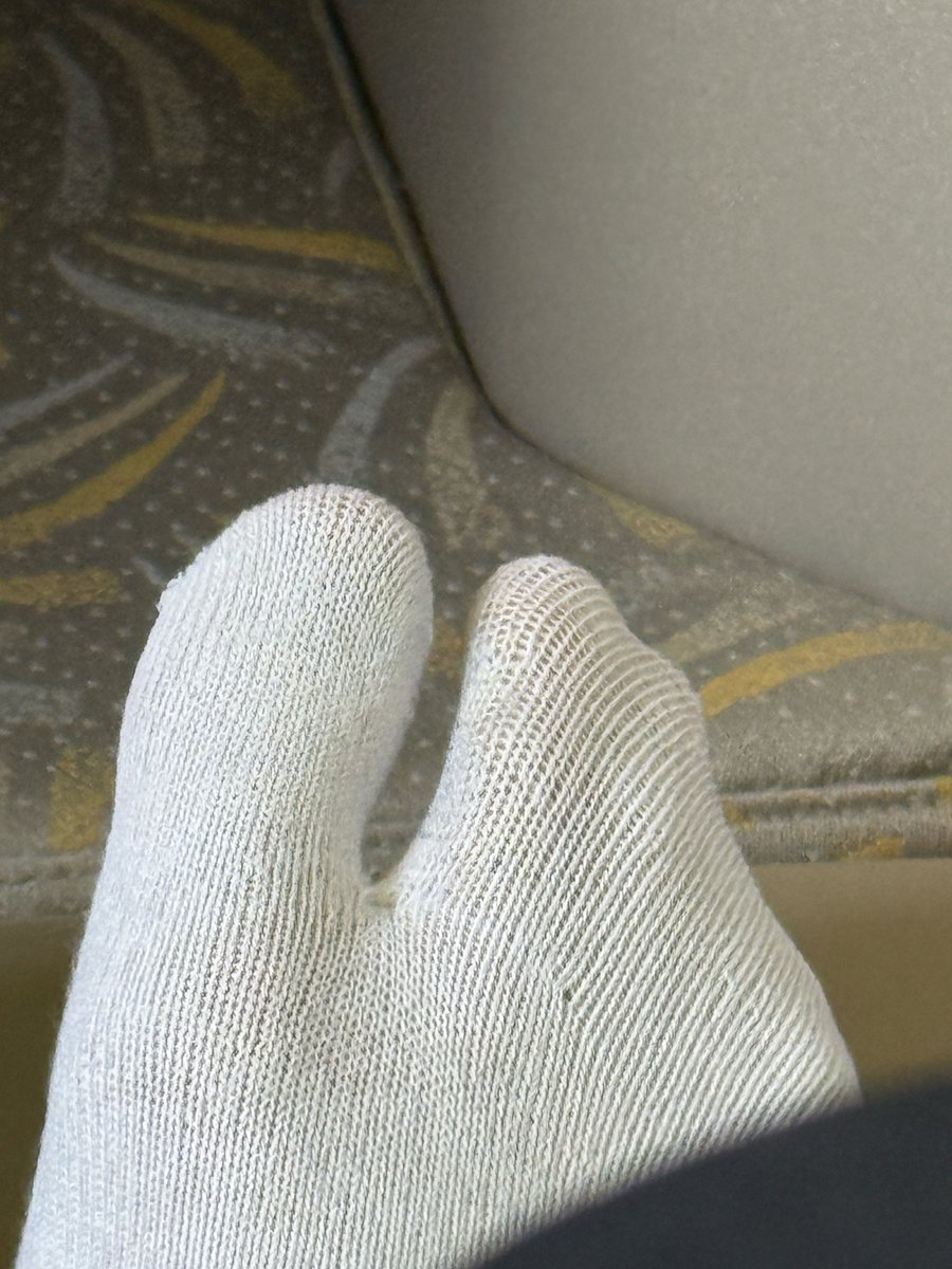 HyungwonThings's tweet photo. 260630 Hyungwon bubble chat #형원 

"It's hard to look stylish
These are the socks I've been wearing" https://t.co/CKTwILhJSM