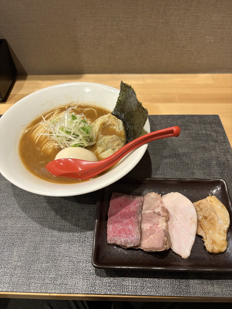 ottsu_ramen's tweet photo. 麺や旬香さん

アブラボウズの濃厚煮干中華蕎麦（特製）🍜
鴨ととうもろこしのプラオとバターレモンチキンカレー🍛
ビール中瓶🍺

こちらの限定営業へ！
アブラボウズの濃厚なスープを細麺が持ち上げてめっちゃおいしい😍
🍛もヤバウマ✨
途中からスープかけたらこれまた美味👍

ご馳走様でした😋 https://t.co/E2QPwgEroa
