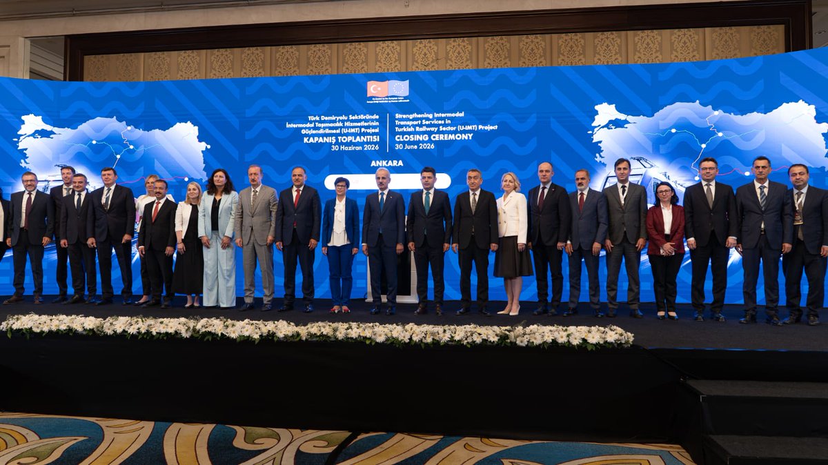 uyalcin_'s tweet photo. Türkiye ve Avrupa Birliği ortak finansmanıyla yürütülen "Türk Demiryolu Sektöründe İntermodal Taşımacılık Hizmetlerinin Güçlendirilmesi (U-IMT) Projesi"nin kapanış toplantısını, Ulaştırma ve Altyapı Bakanımız Sn. @a_uraloglu’nun teşrifleri ve hitaplarıyla gerçekleştirdik.

Demiryolunu merkeze alan; sistemli, takip edilebilir, düşük maliyetli ve verimli yönleriyle öne çıkan intermodal taşımacılık yaklaşımı, küresel lojistik koridorlarında ülkemizin köprü vazifesi gören stratejik rolünü daha da pekiştirecektir.

TCDD Taşımacılık AŞ olarak, Türkiye’nin lojistik gücünü geleceğe taşıyacak her stratejik adımda öncü rol oynamaya devam ediyor; ülkemizi demiryolu yük taşımacılığının küresel lojistik üssü yapma hedefimizde kararlılıkla ilerliyoruz.

Ülkemize ve lojistik sektörümüze hayırlı olsun.

#TürkiyeHızlanıyor 🇹🇷
