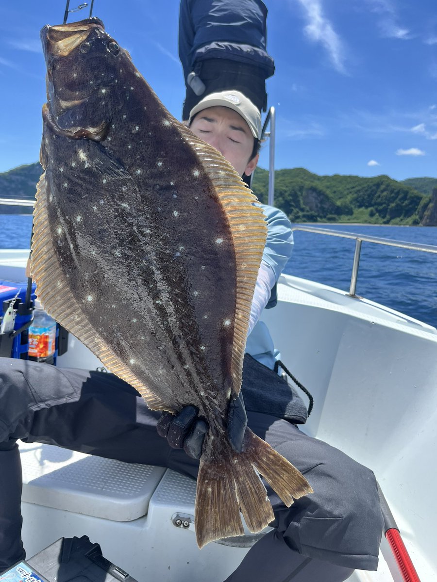 Atuy_fishing's tweet photo. 6/30釣果
ブリ1本、ヒラメ6枚

久々の凪！香港🇭🇰からのお客様と朝一ブリを狙うもフグ三昧。諦めてヒラメ狙いに大移動すると、すぐにヒット🎣
次に上がってきたのは、まさかのブリ💧
朝のポイントの意味は⁉️
その後もヒラメを追加
乗船ありがとうございました！

📅空き確認👇
https://t.co/gGSfAZ1NNQ https://t.co/eS3eqJAhIA