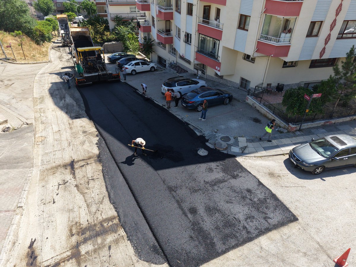 MamakBelediyesi's tweet photo. 🚧 Asfalt kaplama çalışmalarımıza devam ediyoruz.

Daha güvenli, daha konforlu ve daha modern ulaşım için yollarımızı yeniliyor, Mamak'ımızın ulaşım altyapısını güçlendiriyoruz.
@veligunduz.sahin https://t.co/Pq37tr1cBG