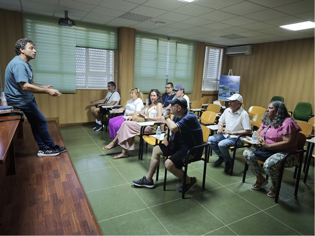 IfapaJunta's tweet photo. El centro #IFAPA Agua del Pino ha acogido una visita del centro de día “El Conquero” de @_FAISEM Huelva

Los participantes en esta actividad han podido conocer de cerca la labor de #investigación y desarrollo tecnológico del IFAPA en cultivos #marinos y recursos #pesqueros 🐟 https://t.co/5zeugDL4J8