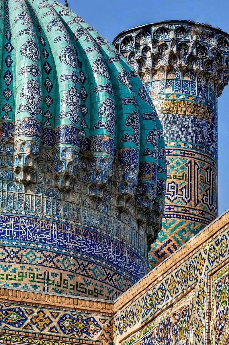umuttgunerr's tweet photo. ŞÎR DOR Medresesi    Semerkand / ÖZBEKİSTAN

Registan Meydanında 17. yüzyılda inşa edilen medrese, UNESCO Dünya Mirası listesindeki tarihi merkezde yer almaktadır.Yapının cephesi, Aslanlı Medrese anlamına gelen adını simgeleyen aslan figürlü çinilerle süslenmiştir.Timurlu mimarisinin en görkemli örneklerinden biri olan yapı, turkuaz renkli yivli kubbesiyle dikkat çeker.