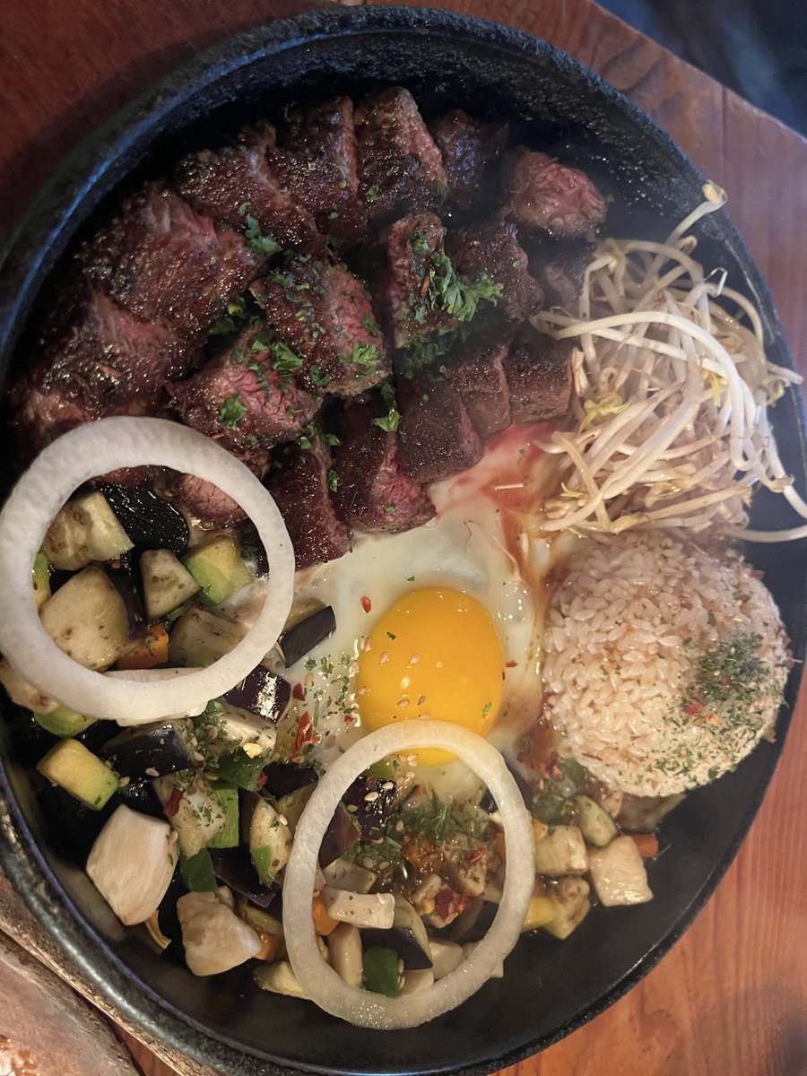 shy0213's tweet photo. 자수완 자뺑8 하다가 인구 폭증 배부르고 힘들어 퇴수. 숨 쉴 틈 없이 계속 뭘 한 분주한 하루 일과 중 틈틈이 문서 털고 점심에 백만년 만에 너무 반가운 언니 만나 회춘함. 오후에 연수 듣고. 스테이크 큐브 얹은 시그니처비빔밥 등 맛있었다!! https://t.co/fPBm4VhB7P