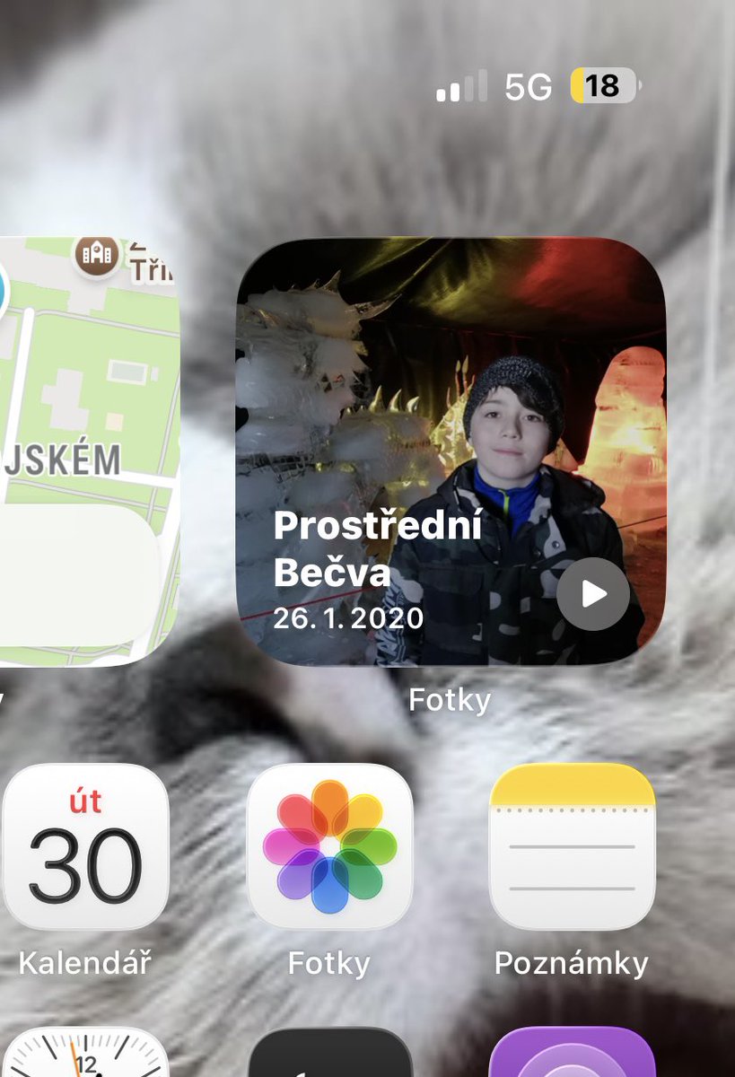 dablazek's tweet photo. To co se mi teď soustavně nabízí telefon ve fotkách je čirá provokačka. Když to není lyžovačka, tak jsou to ledové sochy. https://t.co/NWuh5RQh7j
