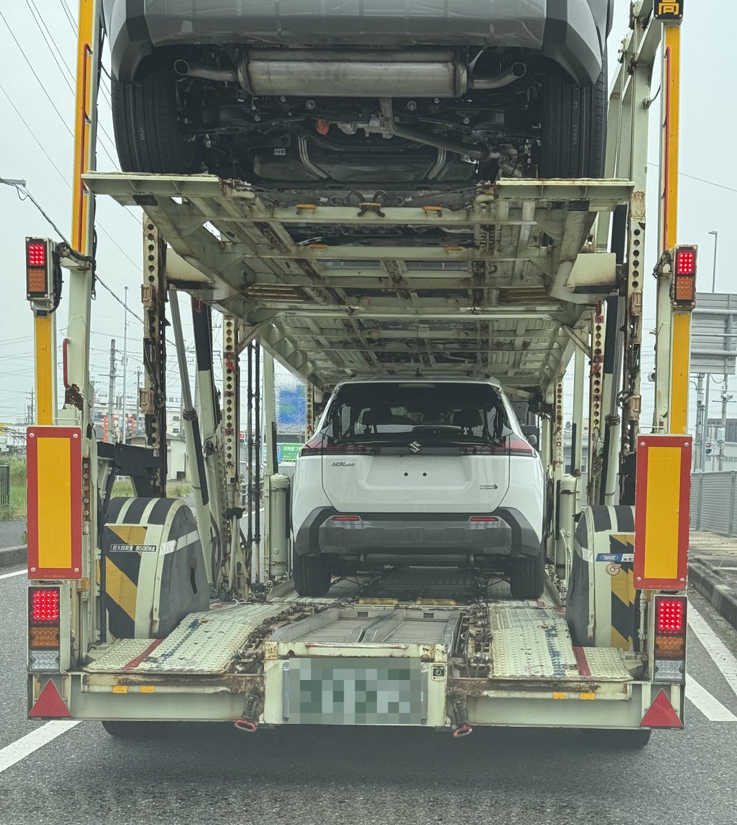 getpansuto's tweet photo. 遠目から見て「あ、新型RAV4のプラグインハイブリッドが運ばれてる〜」って近づいたら、エンブレムが全部スズキの「Sマーク」でひっくり返った。

国内未発売・欧州専売の幻のSUV『スズキ・アクロス』がまさかの上下2台積み。
これ日本国内で目撃できるの奇跡でしょ…どこに行くんだろ？🤔

#SUZUKI #ACROSS #アクロス #珍車目撃 #激レア車 #RAV4