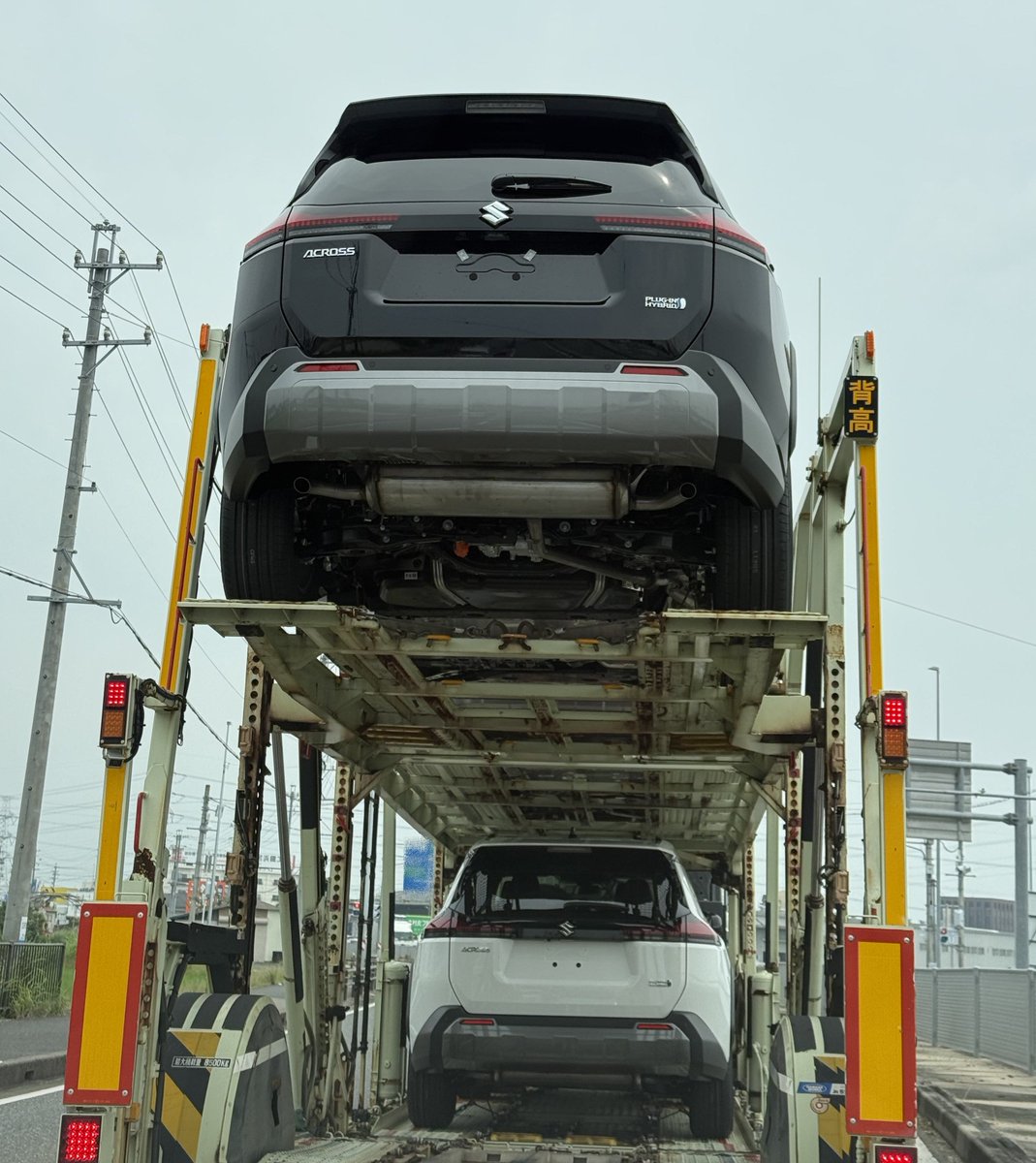 getpansuto's tweet photo. 遠目から見て「あ、新型RAV4のプラグインハイブリッドが運ばれてる〜」って近づいたら、エンブレムが全部スズキの「Sマーク」でひっくり返った。

国内未発売・欧州専売の幻のSUV『スズキ・アクロス』がまさかの上下2台積み。
これ日本国内で目撃できるの奇跡でしょ…どこに行くんだろ？🤔

#SUZUKI #ACROSS #アクロス #珍車目撃 #激レア車 #RAV4