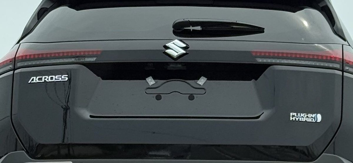 getpansuto's tweet photo. 遠目から見て「あ、新型RAV4のプラグインハイブリッドが運ばれてる〜」って近づいたら、エンブレムが全部スズキの「Sマーク」でひっくり返った。

国内未発売・欧州専売の幻のSUV『スズキ・アクロス』がまさかの上下2台積み。
これ日本国内で目撃できるの奇跡でしょ…どこに行くんだろ？🤔

#SUZUKI #ACROSS #アクロス #珍車目撃 #激レア車 #RAV4