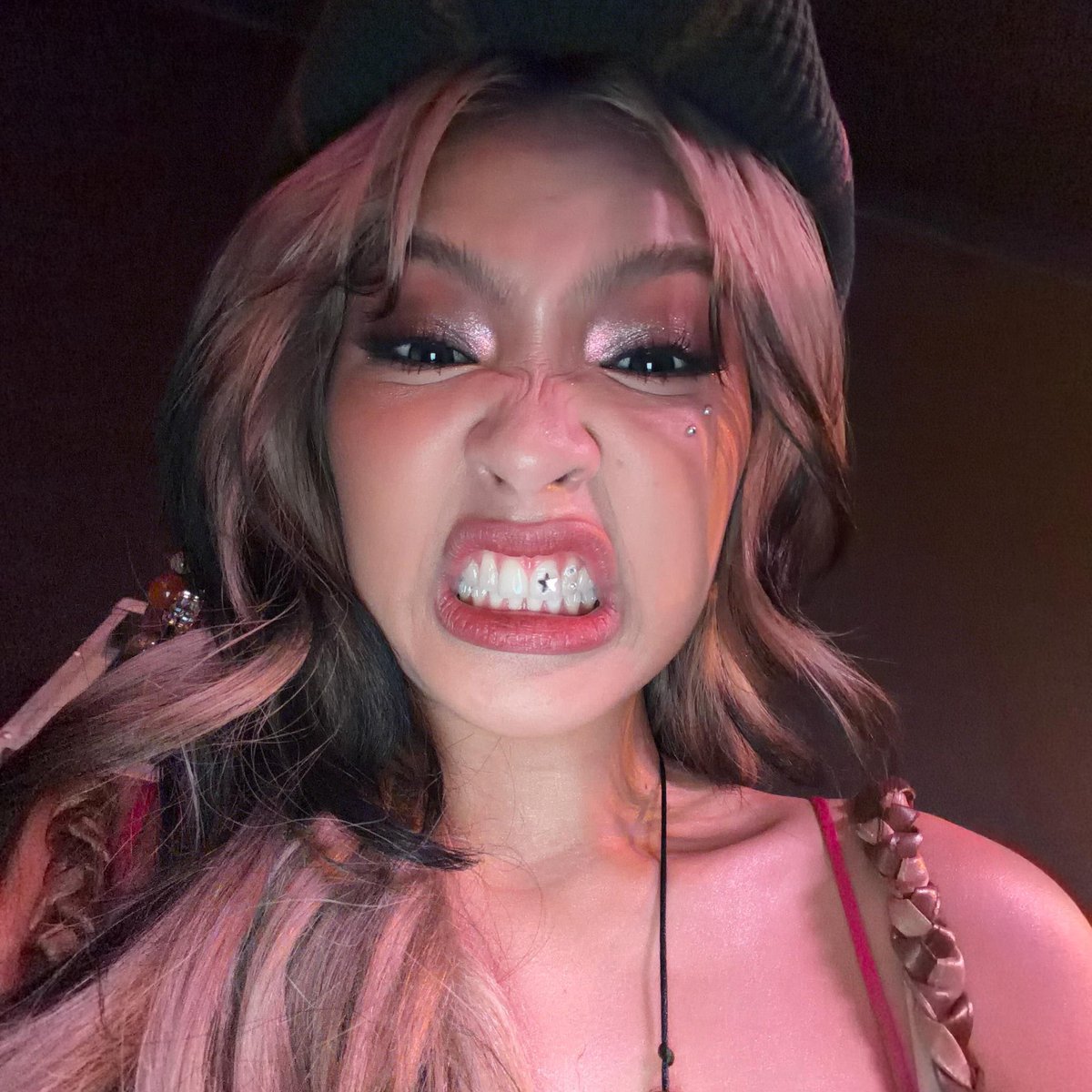 tsoCOLeight's tweet photo. YAAASSS FLEX THAT STAR ACCESSORY ON YOUR TOOTH https://t.co/TQg7vib9sl