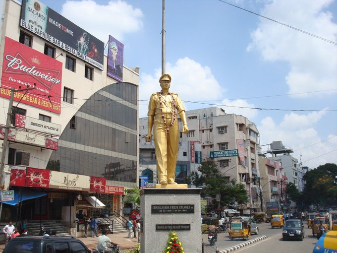 SadaaShree's tweet photo. This statue at S.R.Nagar junction right near the Metro is that of Chadalavada Umesh Chandra, one of the finest cops ever, who took on both the Naxals and Factionists.

And paid for it with his life at a very young age of 33, this is where he was gunned down by Naxals in broad day light on September 4, 1999.

University, joined the IPS in 1991.

His very first posting was in Warangal( Rural) dt between 1992-94, then a hotbed of Naxals.  Both as a trainee and ASP he cracked down ruthlessly on Naxals, leading teams.

Then served in Kadapa dt twice, first as ASP( Pulivendula) between 1994-95 and later SP( Kadapa) from 1995-97.  Took on the powerful faction lords, ruthlessly cracked down on gambling dens, anti social elements.

Again between 1997-98 served in Karimnagar, another Naxal hotbed, where he ruthlessly cracked down on many.

He was also known as a people's cop, interacting with ordinary citizens, hearing their problems, organizing Jana Jagruti sessions.

Sadly thanks to dirty politicking of some top police offers, he was transferred Welfare and Sports dept, as AIG. Even there he led initiatives for computerization, welfare of police employees.

Questions were raised to the top brass as to why proper protection was not given to him, knowing he was on the hit list of Naxals.

A true hero, who died young, who earned the respect of fellow police, ordinary people, Chadalavada Umesh Chandra, salute.